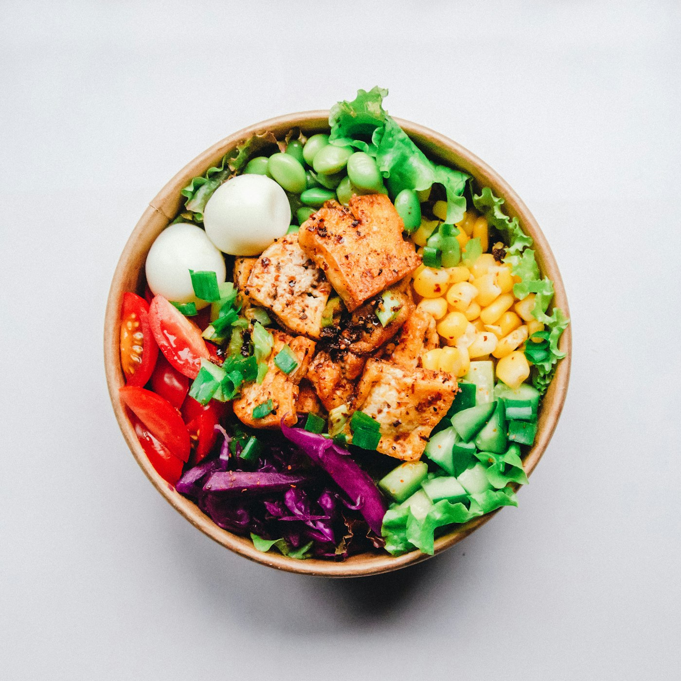 Plato colorido con verduras y cereales integrales