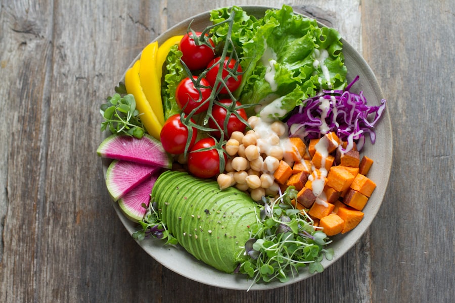 Ensalada colorida y plato con cereales